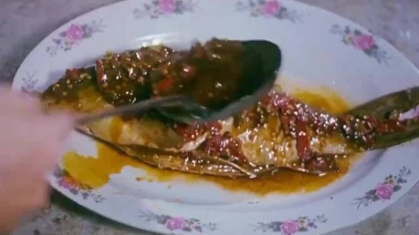 老电影经典吃戏场面,大厨吃酱牛肉配温酒,陈佩斯大口包子蛋花汤