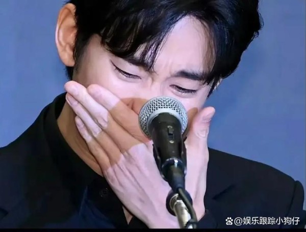 金秀贤发布会把自己打造成受害者，边哭边喝水，哭一半忘词翻稿？