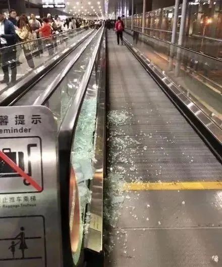 男艺人在上海机场引发拥堵，粉丝竟然还对警察大喊！央媒点名批评后道歉
