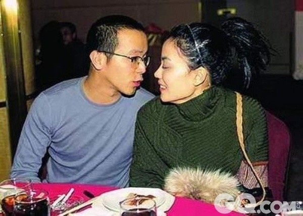 对于这次无意的“捉奸”，王菲一直讳莫如深，但与窦唯离婚却是很决绝的。