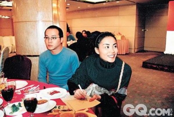 窦唯与王菲本是天造地设的一对，两人的灵气和才气碰撞出强烈火花。可惜婚后，王菲抓到窦唯劈腿现行。