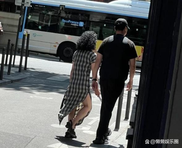 57 岁金星定居法国，男性化特征凸显，她后悔了吗？