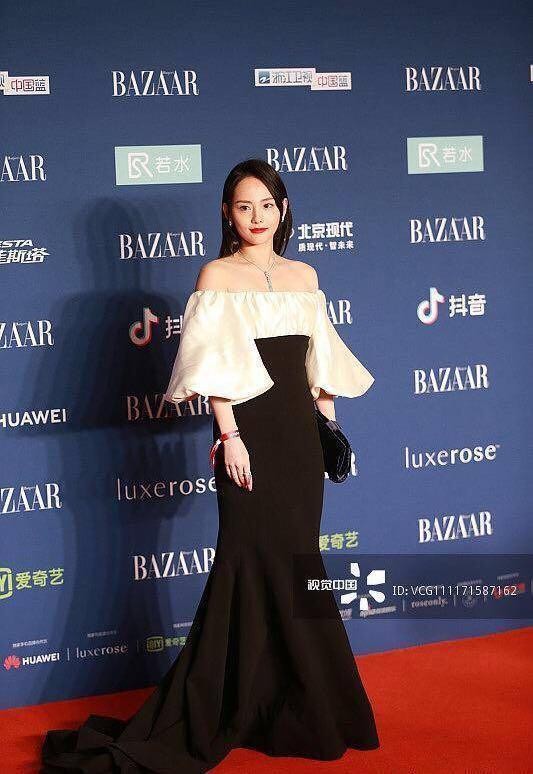 明星慈善之夜，女明星无修图照片曝光，40多岁的林志玲C位出