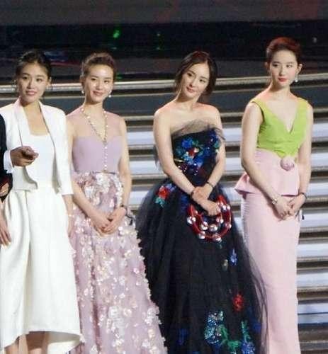 30岁刘诗诗刘亦菲无修图近照被拍! 网友: 这就是明星真实样子吗?