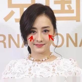 未ps的明星照，杨幂看得这么入神在看什么呢