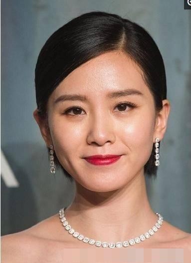 未ps的明星照，杨幂看得这么入神在看什么呢
