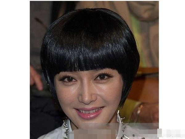 未ps的明星照，杨幂看得这么入神在看什么呢