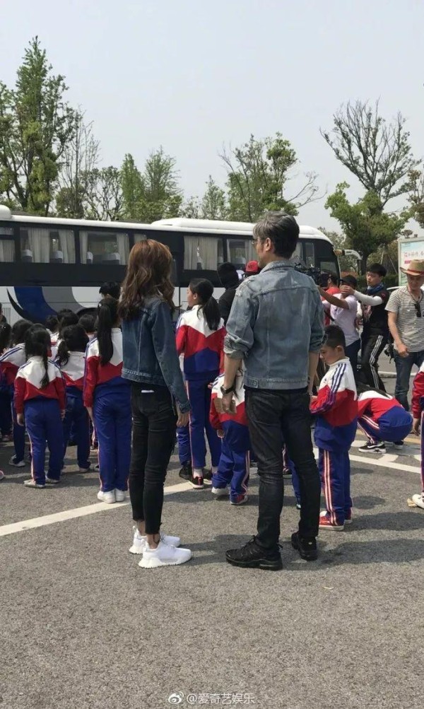 今日奇娱 | 李小璐微博小号疑似曝光；游乐场偶遇吴秀波angelababy；王力宏被曝将三度当爸