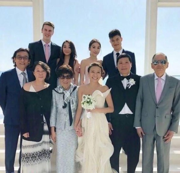 今日奇娱 | 李小璐微博小号疑似曝光；游乐场偶遇吴秀波angelababy；王力宏被曝将三度当爸