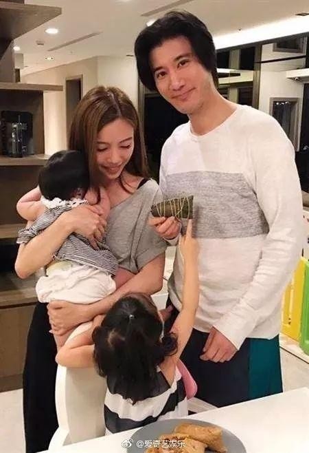 今日奇娱 | 李小璐微博小号疑似曝光；游乐场偶遇吴秀波angelababy；王力宏被曝将三度当爸