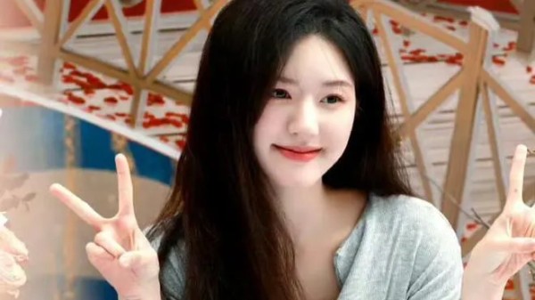 韵动娱乐：近日，娱乐圈内传来了一则令人揪心的消息：人气女星赵露思突发重病，情况相当严重。这位凭借甜美形象和出色演技深受观众喜爱的年轻演员，其健康问题瞬间引发了粉丝和业界的广泛关注。赵露思的突然病倒，让众多粉丝心急如焚，纷纷在社交媒体上为她送上祝福，期盼她能尽快恢复健康。
据了解，赵露思因长时间高强度的工作安排，导致身体状况出现了严重下滑。目前，她已经暂停了所有工作，全心全意地接受治疗。粉丝们在表达...