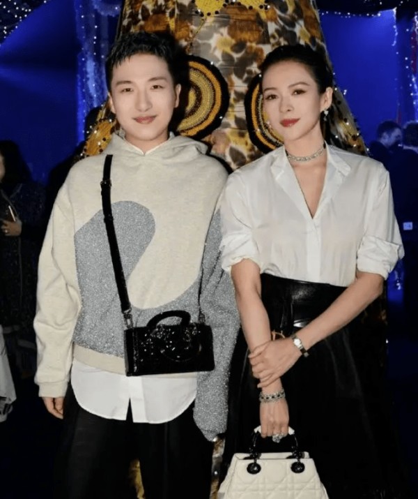 章泽天二胎首曝光<strong></p> <p>章泽天</strong>，疑试管生下双胞胎儿子，已移居伦敦<a target=