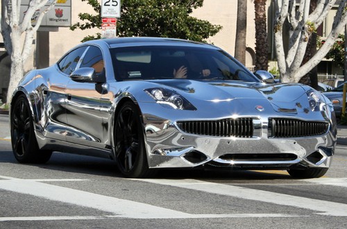 Justin Bieber再次上榜，这次他为我们展示了他炫酷到极致的全电镀银Fisker Karma跑车。Fisker Karma是一款以绿色理念为核心的超级跑车，整车采用环保材料打造，以电力驱动，并能通过太阳能充电。而Justin Bieber将环保车漆改为电镀银，还加装了LED高光前灯，这似乎与Fisker Karma的初衷背道而驰了。 