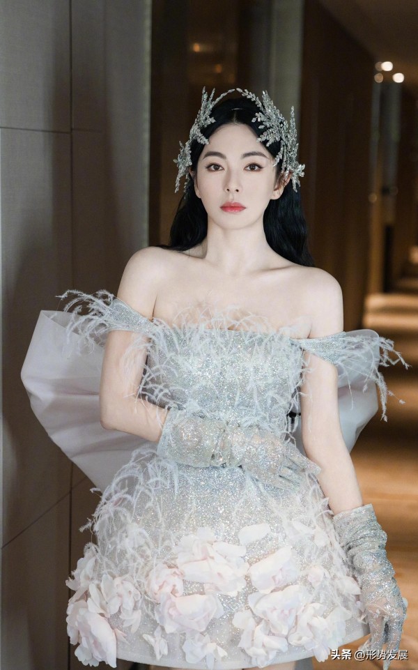 形势发展：被导演霸占的10位美女明星,你知道都有谁吗?  

娱乐圈里，导演和女演员的关系常被议论。有人发现，不少漂亮女星最后嫁给了导演。张雨绮拍《白鹿原》时，导演王全安三天就和她闪婚，结果男方被曝嫖娼，她果断离婚。蒋雯丽年轻时被顾长卫追到手，婚后男方多次传出绯闻，她直接冲到剧组大闹，后来被拍到和小鲜肉吃饭反击。  

陈红年轻时被称为“大陆第一美人”，在剧组探班时被陈凯歌看中，当时陈凯歌有女友倪...