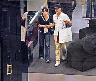 明道与女助理同进试衣间暧昧程度令人咂舌(图)