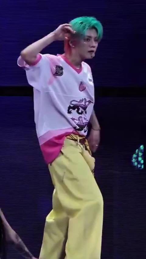 鹿晗演唱会麦包掉落临场自系，唱跳未受影响