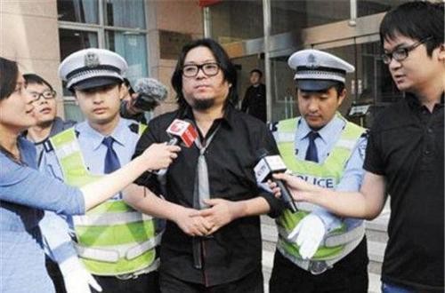 这7位明星醉驾被抓现形，成龙恐吓记者，吴京被抓现行！