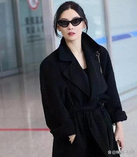 张柏芝机场惊艳亮相，宛如二十年前的少女！