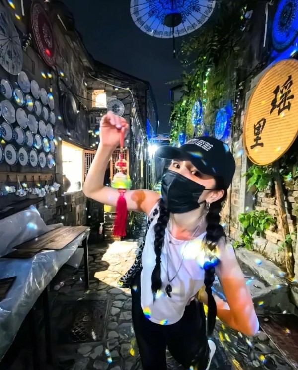 杨幂私服太能打，穿出少女感，网友直呼太真实