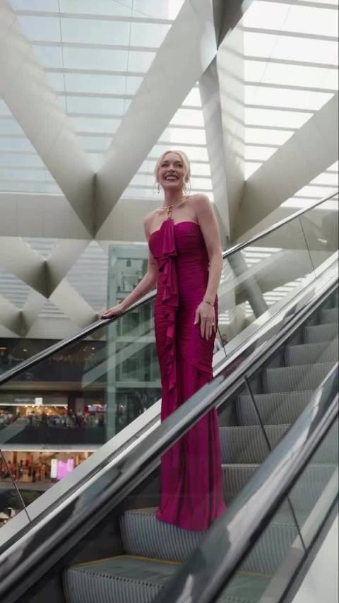 林赛·罗韩穿Balmain亮相辣妈辣妹2墨西哥首映