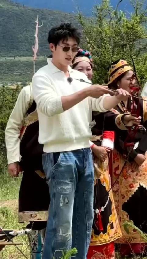 黄景瑜综艺路透单膝跪地射箭手臂线条吸睛