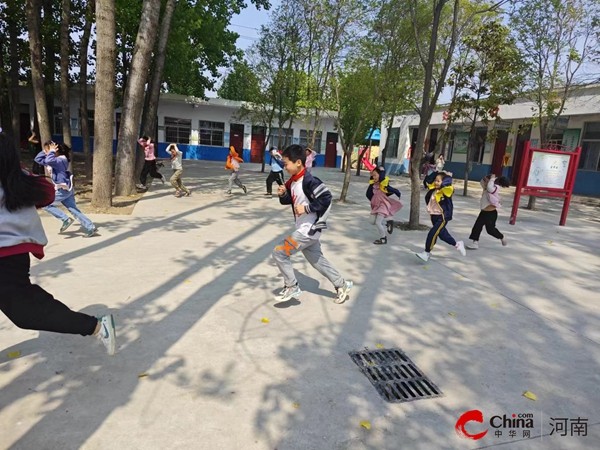 ​西平县焦庄郝庄小学开展“预防地震 我们在行动”应急避震演练活动