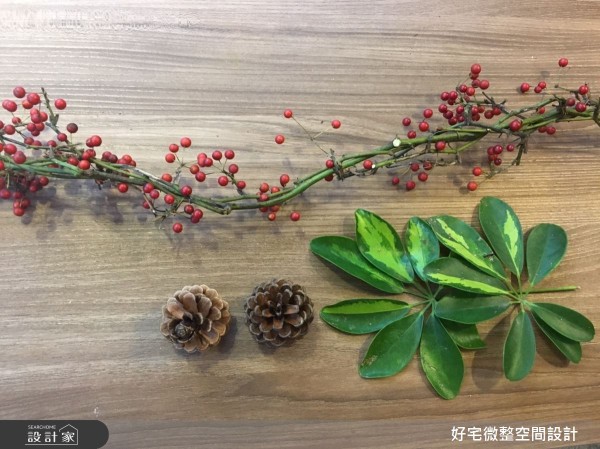 自然花材：紅漿果、松果、綠色葉子。