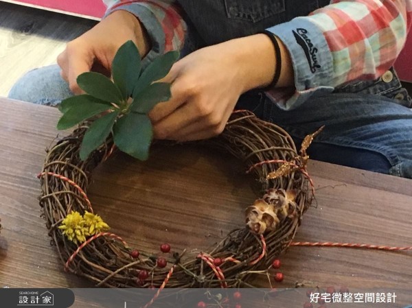 除了購買乾燥花，林育如設計師建議，可以到公園撿拾一些落葉，不但會更有自然感，也能節省預算花費。