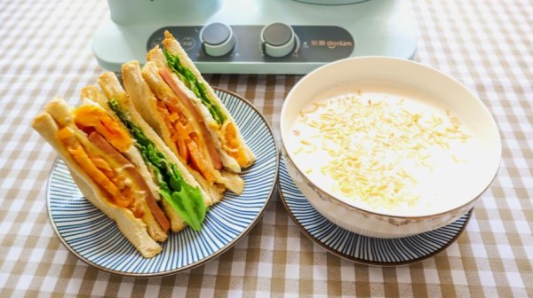 如何快速制作一份美味的早餐？(日常小技巧)