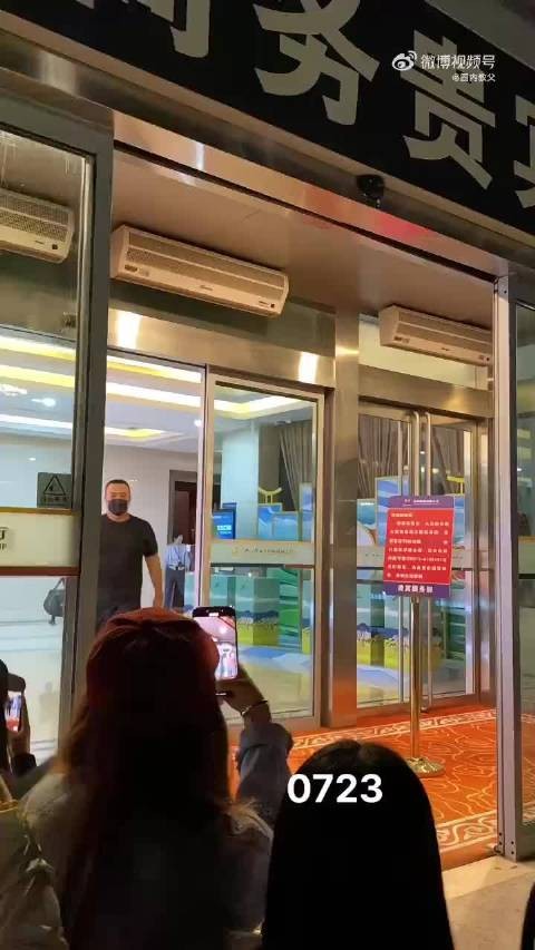易烊千玺凌晨到达西宁，期待他在FIRST青年电影展的表现！