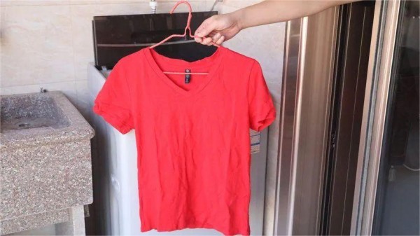 洗完衣服，应该正面晒还是反面晒？很多人晒错了，现在了解不算晚