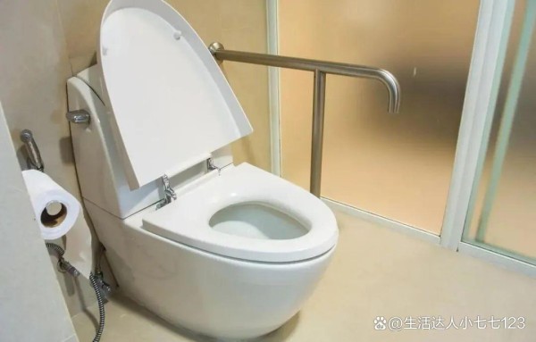 马桶用久有黄渍？掌握这3招，不管黄渍多脏多厚，轻松解决