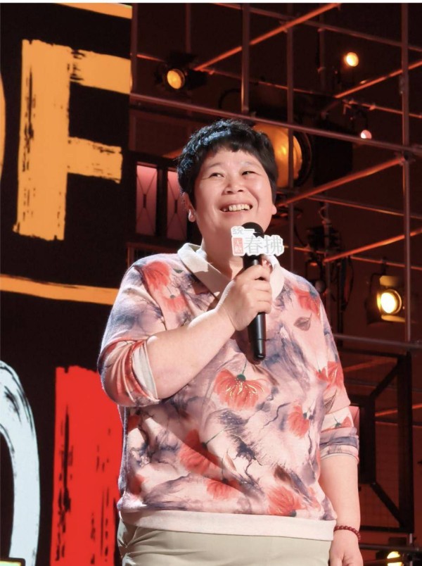 50岁房主任脱口秀走红，时隔30年才去上海，站在自己巨型广告牌下称：我在上海上墙啦