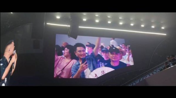 岳云鹏北京演唱会众星云集，杨帆尼格买提等台下助阵