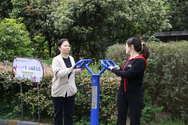 居民在小区里锻炼。