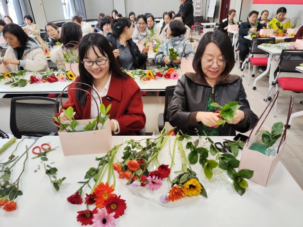 化学化工学院开展“魅力巾帼，花漾芳华”插花活动