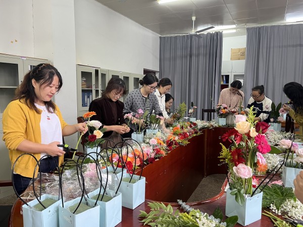生命与环境科学学院分工会举办“情暖金秋，花艺生活”主题插花活动