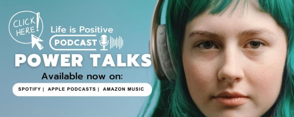 横幅广告宣传“Life is Positive”播客,上面写着“Power Talks”文字。左侧有一个可点击的“点击此处”按钮,播客可在 Spotify、Apple Podcasts 和 Amazon Music 上收听。右侧戴着耳机的蓝绿色头发的人强调人际关系和健康的界限。