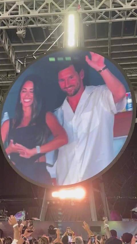梅西夫妇现身Coldplay演唱会大屏幕引网友热议