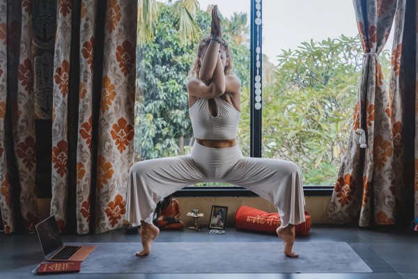 女神式 Utkata Konasana