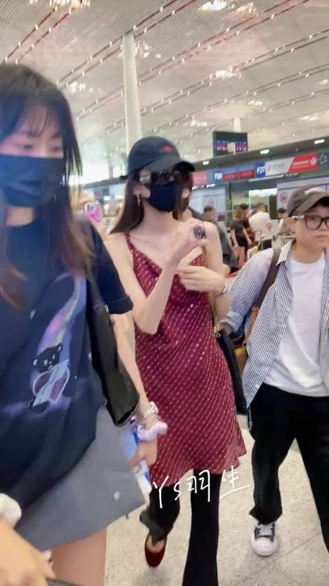 娜扎真的好瘦啊现在 完全就是纸片人身材,女明星之所以是女明星
