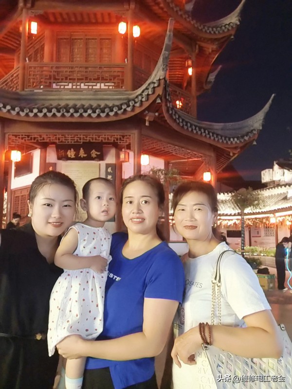 维修电工老金：#怎么生活才能开心快乐#要过上开心的生活，可以尝试以下几点建议：
1.保持积极的心态：乐观地看待生活中的起起落落，学会调整心态，以积极的方式应对挑战。
2.建立良好的人际关系：与家人、朋友和同事保持和谐相处，分享快乐，分担困难。
3.关注自己的兴趣爱好：发掘和培养自己的兴趣，如阅读、运动、旅行等，让生活充满乐趣。
4.保持健康的身体：注意饮食、锻炼和休息，身体健康是快乐生活的基础。
...