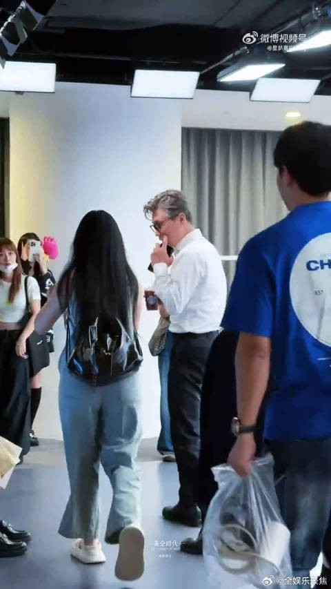 李乃文扫楼气场全开，长腿吸睛引热议