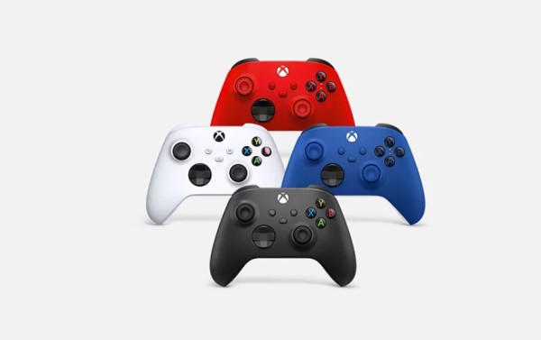 红色、白色、蓝色和黑色 Xbox 无线控制器