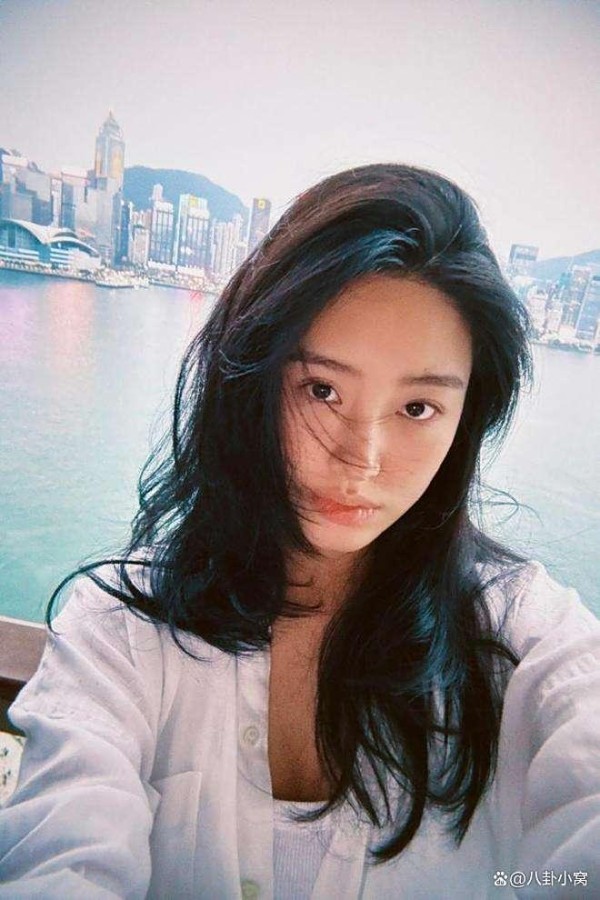 杨采钰香港产子疑云：从姐弟恋到低调产女，一场未被官宣的人生剧本