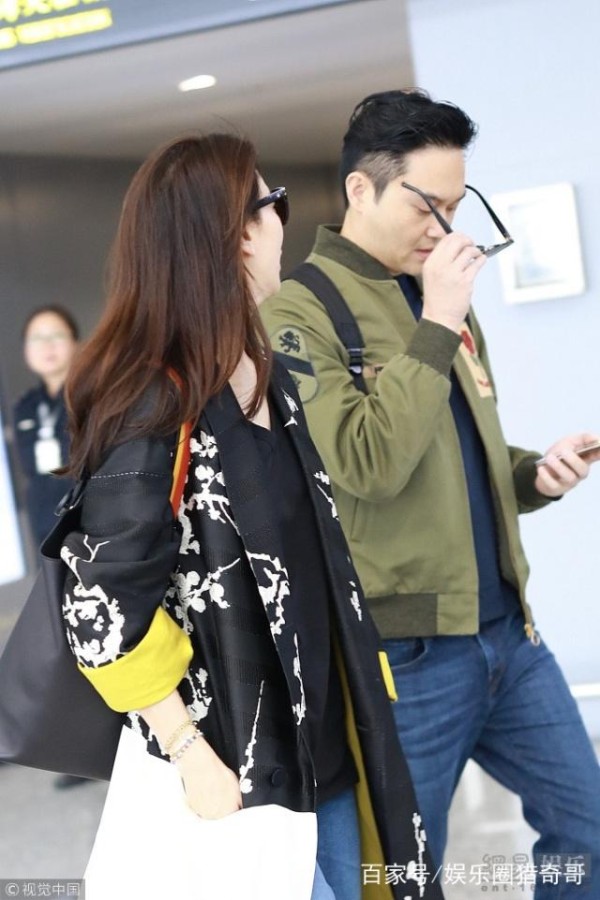 模范夫妻张智霖夫妇疑似机场吵架，袁咏仪甩头前行两人相距两米