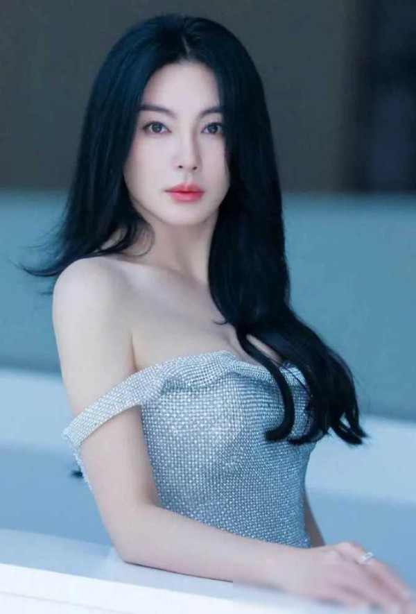梦想成真：娱乐圈近期掀起一波震惊，因为众多知名演艺界名人纷纷选择移民他国，这一消息引起了广泛的关注和热议。其中，一些著名明星选择了美国作为新的居住地，如徐静蕾、张雨绮、江珊、孙海英以及吕丽萍，他们选择了这个充满机遇和挑战的国家，或许是因为追求更广阔的发展空间或生活品质。而孙红雷则选择了澳大利亚，这个自然环境优美、生活宜居的国家可能符合了他的个人喜好和生活理想。
在这些明星中，章子怡是另一个备受关注...