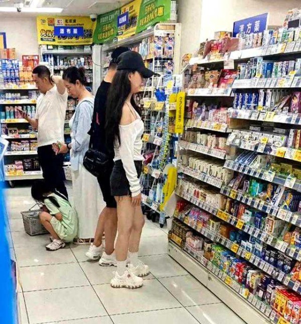 汪峰森林北日本度假被拍，女友身材均匀，腿部淤青引发热议！