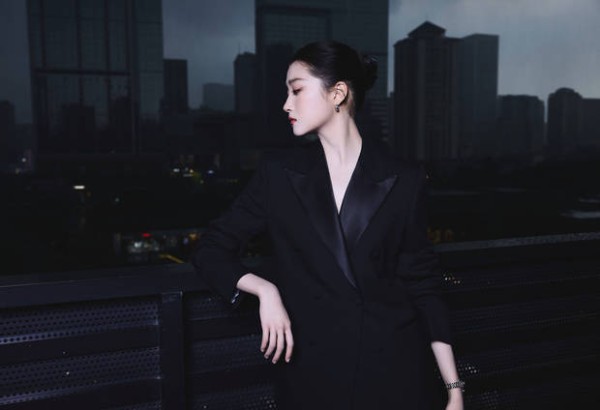 关晓彤侧颜惊艳。