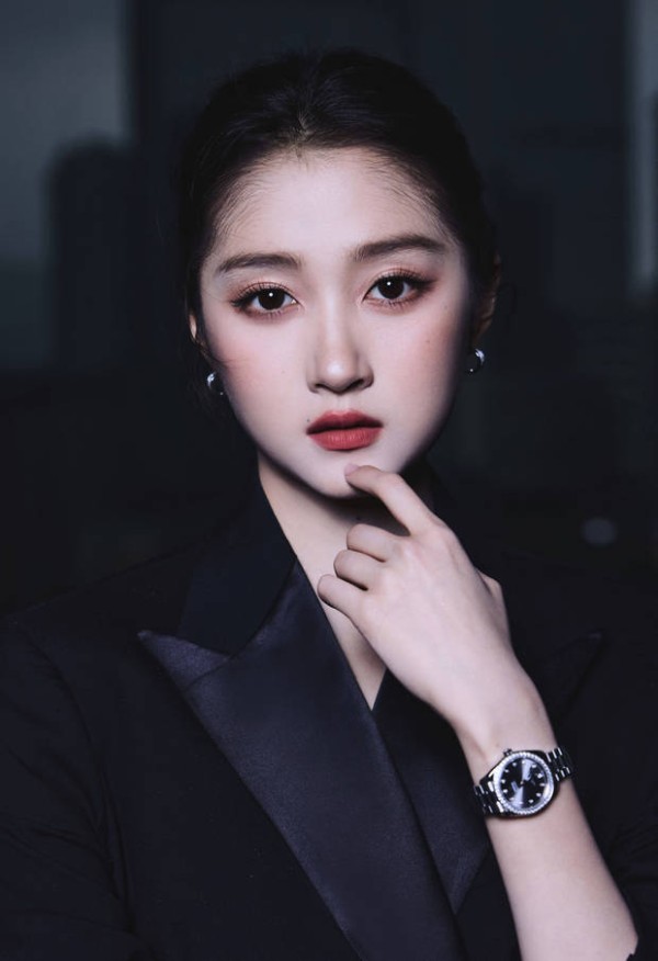 关晓彤妆容精致。